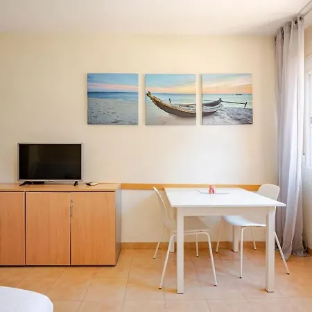 Perfect Location, 50 M Away And Pool Apartment