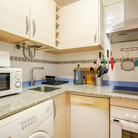 Perfect Location, 50 M Away And Pool Apartment